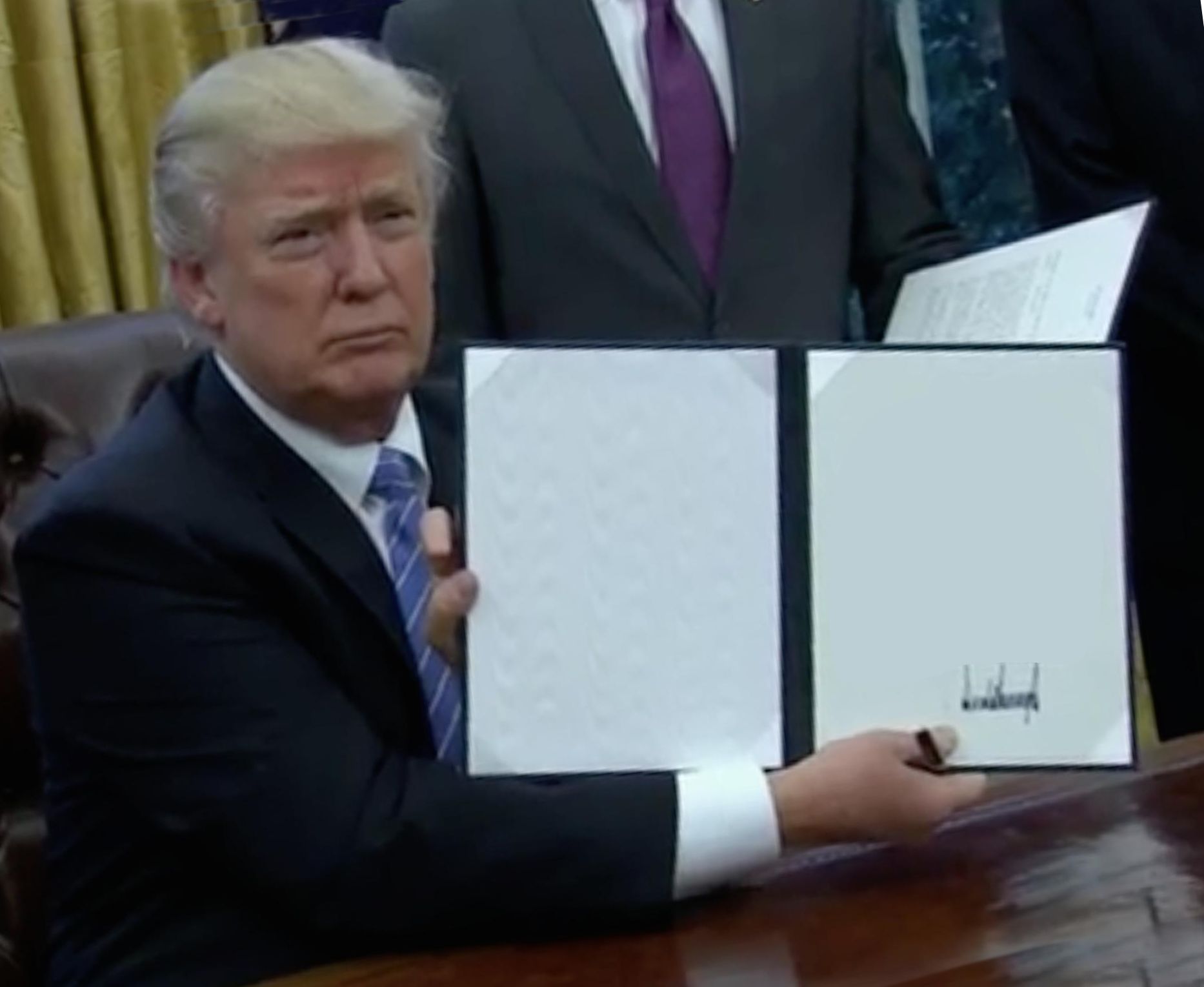 Trump firmando decreto
